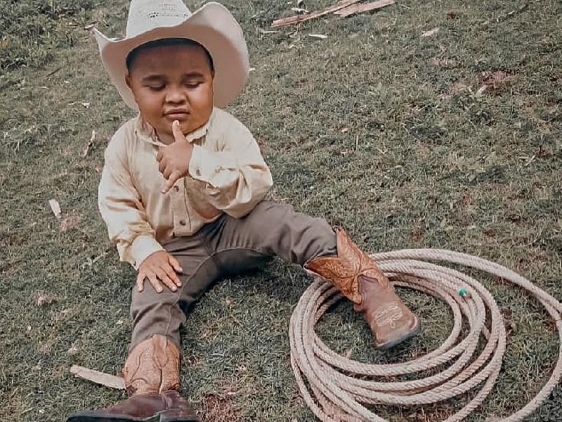 A José David le gusta montar a caballo, enlazar terneros o puercos, y jugar con los gallos. Foto / Cortesía.