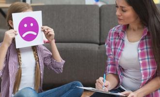 El llamado de atención desde la escuela es el motivo más frecuente por el que los padres de familia acuden con un psicólogo. Foto ilustrativa / Freepik.